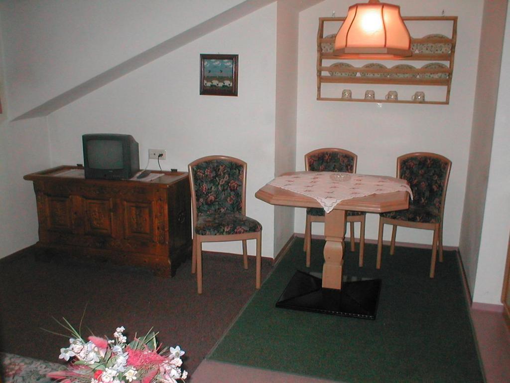 Hotel Landhaus Griesser Kaprun Zimmer foto